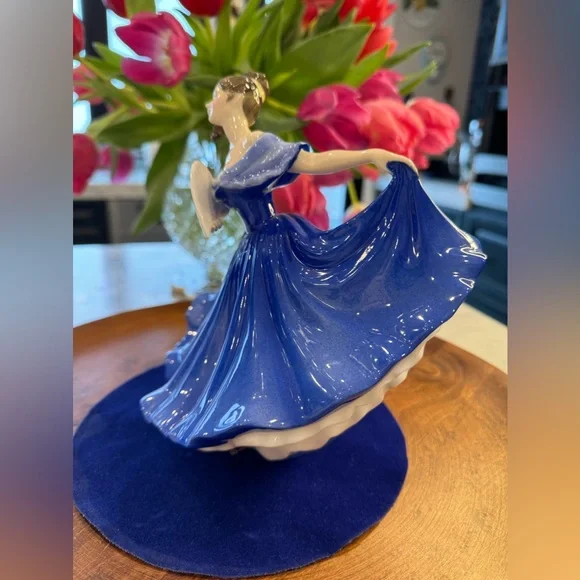 Royal Doulton figurine “Elaine”. Pretty Ladies fine bone china. - Picture 3 of 8